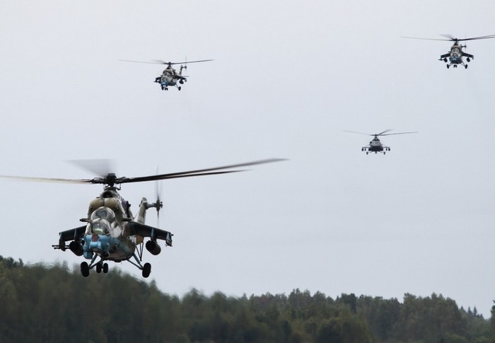 Phi đội hỗn hợp gồm 3 chiếc Mi-24 và 1 Mi-8